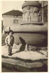 Kleiner Gablenzer am Brunnen in den 1950ern